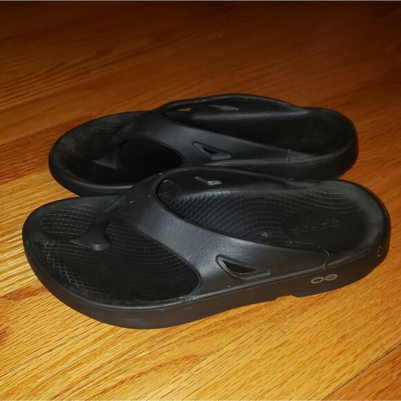 Oofos Black Rubber Sandals - Picture 3 of 6